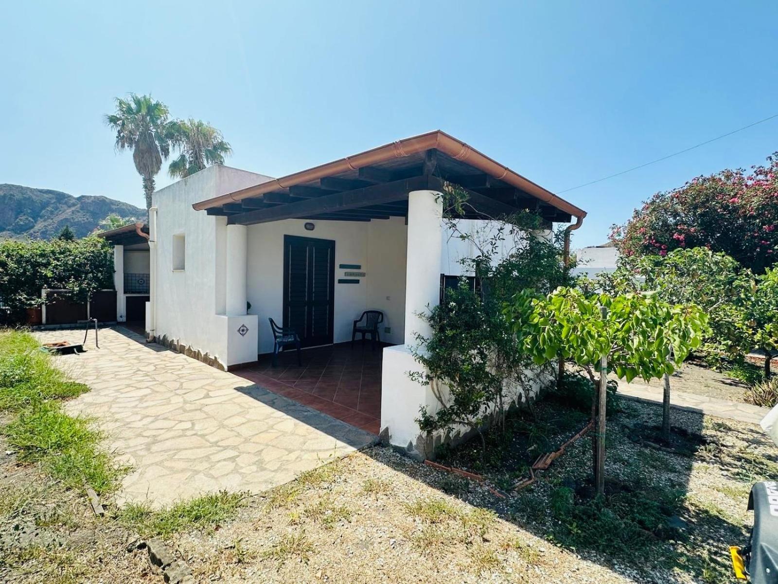 Villa By The Vulcano - 70Mq Plus Large Garden And Patio Екстер'єр фото